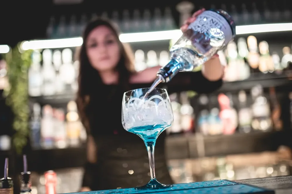 Bartender al cocktail bar di Villa Borghese